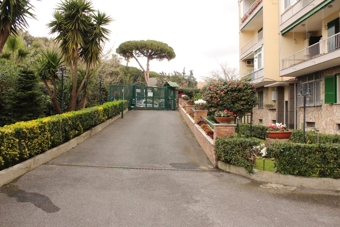 BAGNOLI TRE VANI IN PARCO CON POSTO AUTO E CANTINOLA