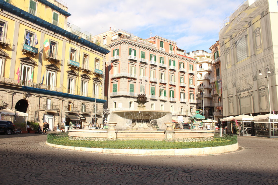 VIA NARDONES IN VENDITA MONOLOCALE E DEPOSITO INTERNO PALAZZO