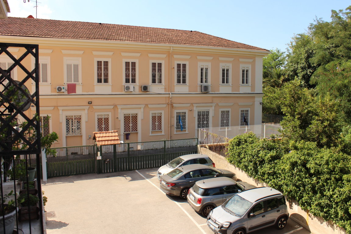 QUATTRO VANI IN VENDITA IN PARCO CON POSTO AUTO E CANTINOLA