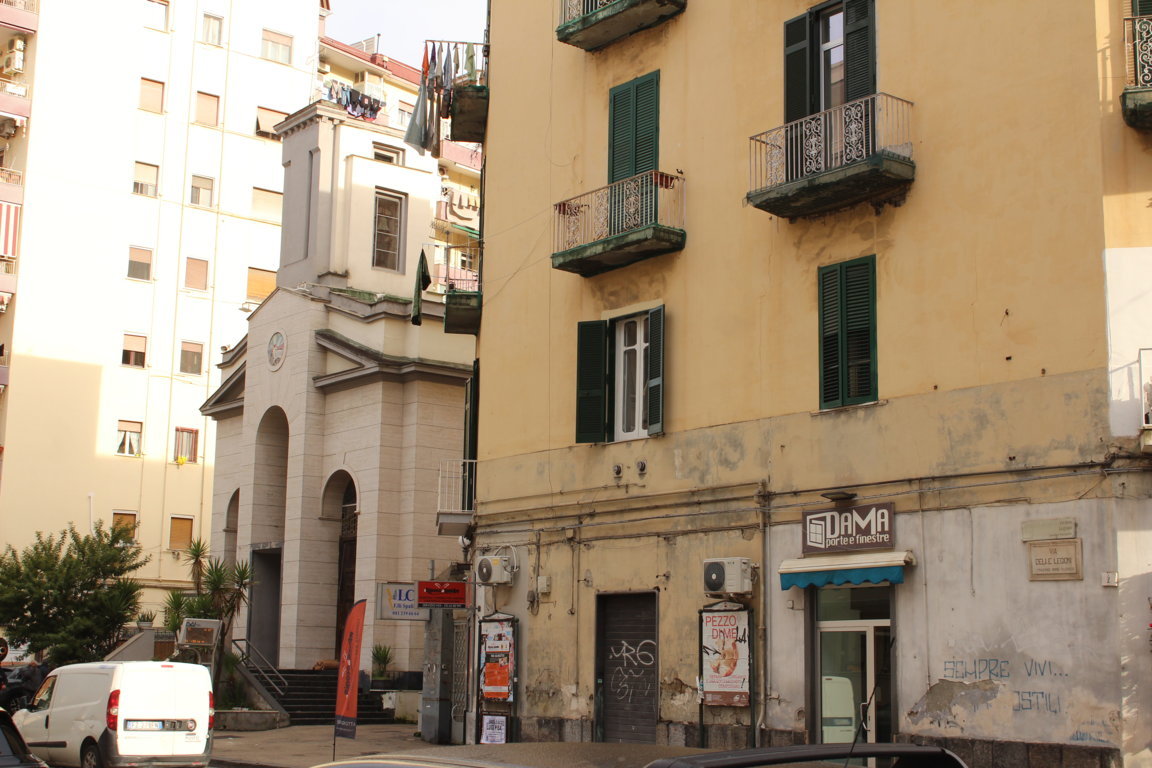 FUORIGROTTA TRE VANI IN AFFITTO